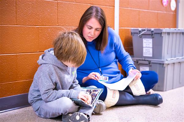 Volunteers reading with students. 